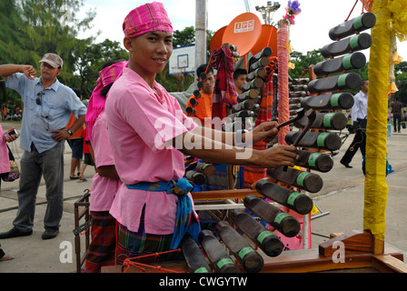 Thai tradizionale bande musicali presso la candela di cera e festival (Khao Phansa) su 2/08/2012 di Ubon Ratchathani. Il nord-est della Thailandia Foto Stock