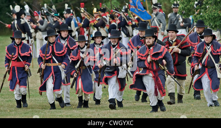 Soldati americani si spostano in posizione di assalto il fort agosto 11/2012 all'Assedio di Fort Erie Foto Stock