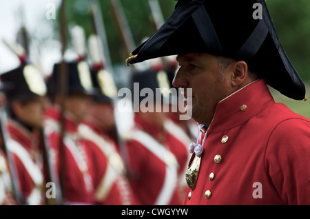 Un ufficiale britannico affronta i suoi uomini agosto 11/2012 all'Assedio di Fort Erie Foto Stock