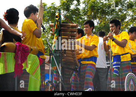 Thai tradizionale bande musicali presso la candela di cera e festival (Khao Phansa) su 2/08/2012 di Ubon Ratchathani. Il nord-est della Thailandia Foto Stock