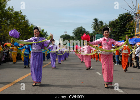 Colorfull Thai costume indossato alla candela di cera e festival (Khao Phansa) su 3/08/2012 di Ubon Ratchathani Nordest della Thailandia Foto Stock
