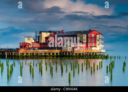 Bellissima alba luce su Cannery Pier Hotel ad alta marea sul Columbia River, Astoria, Oregon, Stati Uniti d'America Foto Stock