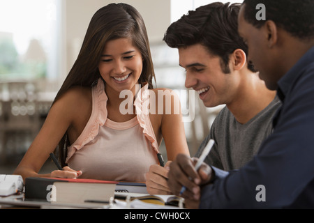 Gli studenti che studiano insieme Foto Stock