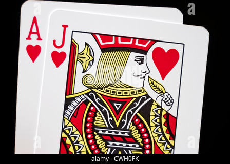 Le carte blackjack tenuto a mano su sfondo nero Foto Stock