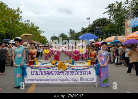 Colorfull Thai costume indossato alla candela di cera e festival (Khao Phansa) su 3/08/2012 di Ubon Ratchathani Nordest della Thailandia Foto Stock