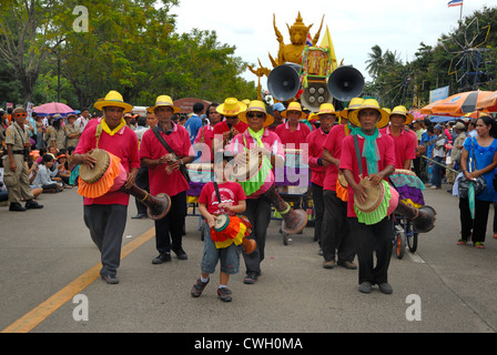 Thai tradizionale bande musicali presso la candela di cera e festival(Kao Phansa) su 2/08/2012 di Ubon Ratchathani. Il nord-est della Thailandia Foto Stock