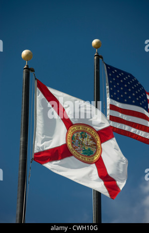 Stato della Florida bandiera degli Stati Uniti battenti bandiera sui pennoni sul cielo blu sullo sfondo Foto Stock