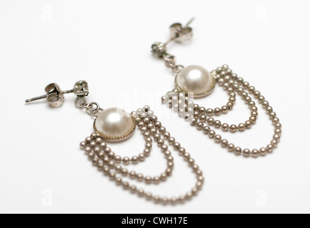 Coppia di lampadario vintage pearl dangle orecchini Foto Stock