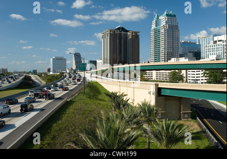 INTERSTATE ROUTE 4 skyline del centro di Orlando in Florida USA Foto Stock