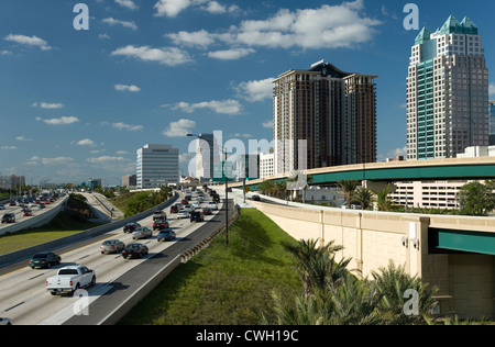 INTERSTATE ROUTE 4 skyline del centro di Orlando in Florida USA Foto Stock