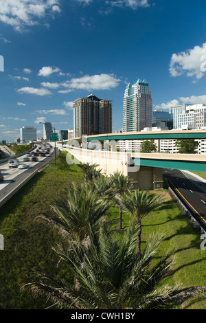 INTERSTATE ROUTE 4 skyline del centro di Orlando in Florida USA Foto Stock