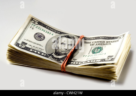 Berlino, un fascio di fatture del dollaro tenuti insieme con una gomma Foto Stock
