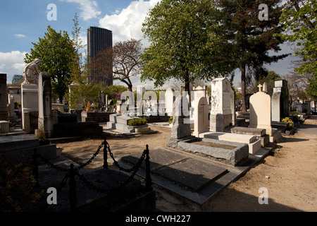 Cimitero di Montparnasse, Paris, Francia con Tour Montparnasse in background Foto Stock