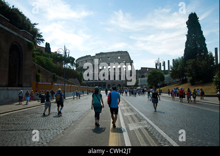 Roma, Italia - Via dei Fori Imperiali, una strada pedonale di domenica. Foto Stock