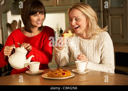 Due donne di mezza età godendo di tè e una fetta di torta insieme Foto Stock