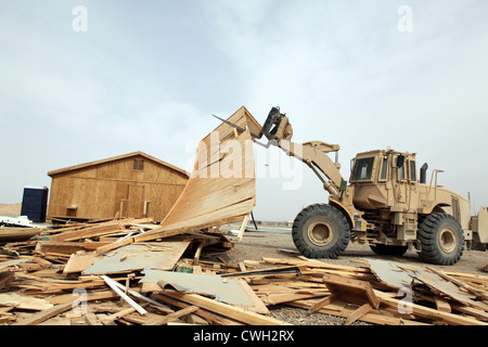 La US Army opera un combattimento corazzati Engineer del caricatore frontale per la demolizione di un edificio in legno su Camp Delaram II, provincia di Nimroz, Afghanistan Maggio 15, 2012. Soldati demolito l'edificio come parte del processo di smilitarizzazione del Camp. Foto Stock