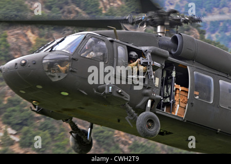 Un UH-60 Black Hawk si prepara a terra Aprile 13, 2012 in Jani Khel, Afghanistan per estrarre i paracadutisti durante il funzionamento leone in marmo. Foto Stock