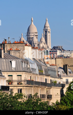 Parigi, Francia. Parigi, Francia. Basilica del Sacro Cœur de Montmartre (1875-1914: Arco. Paul Abadie) e i tetti lungo Boulevard de Magenta Foto Stock