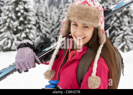 Ragazza adolescente su sci vacanze in montagna Foto Stock