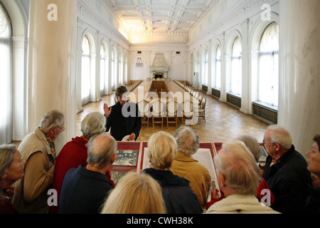 Livadia, gruppo di turisti hanno visitato la sala della conferenza di Yalta si è svolta Foto Stock