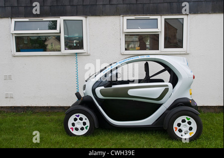 Auto elettrica la carica al di fuori di casa a Hay on Wye, POWYS, GALLES Cymru, REGNO UNITO Foto Stock