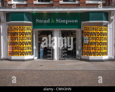 Chiudere la vendita segni in una vetrina a posto e scarpe Simpsons St Ibves Cambridgeshire Regno Unito Foto Stock