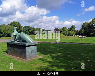 Henry Moore scultura figura distesa a Scottish Galleria Nazionale di Arte Moderna Edimburgo in Scozia Foto Stock