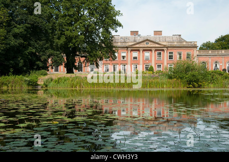 Colwick Hall si riflette nel lago a Colwick Park, Nottinghamshire England Regno Unito Foto Stock