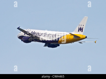 La Monarch Airbus A320, l'aeroporto di Gatwick, Sussex, Inghilterra Foto Stock