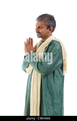 Maschio indiano in dhoti abito, saluto Foto Stock