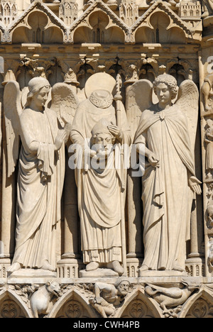 Parigi, Francia. La cattedrale di Notre Dame. Dettaglio della figura scolpita di St Denis nel portale di sinistra porta o Porte de la Vierge Foto Stock