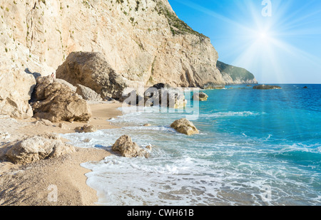 Bella estate white Porto Katsiki spiaggia sul Mar Ionio (Lefkada, Grecia) e sole nel cielo blu Foto Stock