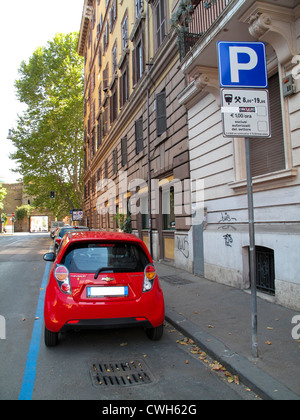 Macchina parcheggiata su un parchimetro bay a Roma Italia Foto Stock