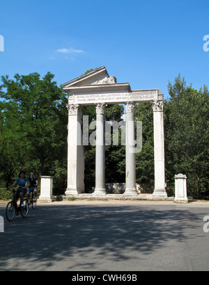 Tempio di Antonino e Faustina nei giardini di Villa Borghese. Una finta rovina romana costruita nel 1792 Foto Stock