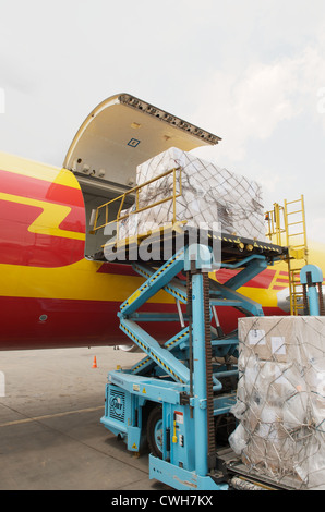 DHL aerei cargo essendo caricato con il trasporto merci all'aeroporto di Lagos Foto Stock