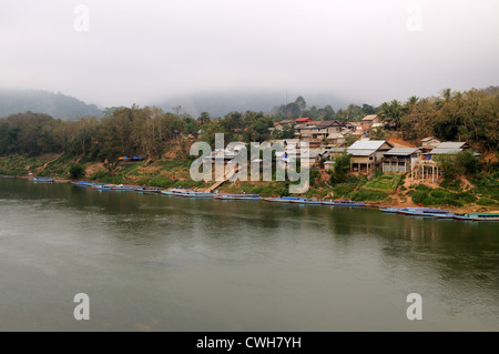 Lao longboats sul fiume Nam Ou Nong Khiaw Village Laos Foto Stock