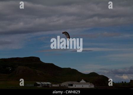 Un microlite nel cielo sopra l'isola di Canna, piccole isole, Scozia Foto Stock
