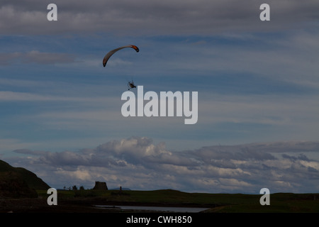 Un microlite nel cielo sopra l'isola di Canna, piccole isole, Scozia Foto Stock