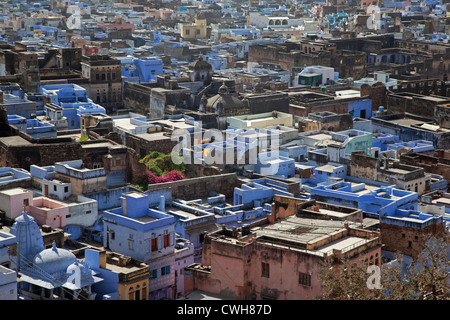 Vista sulla città vecchia Bundi e le case blu del bramino casta, Rajasthan, India Foto Stock