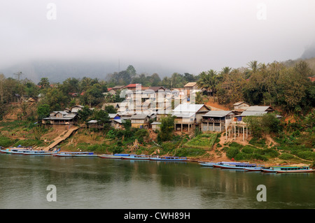 Lao longboats sul fiume Nam Ou Nong Khiaw Village Laos Foto Stock