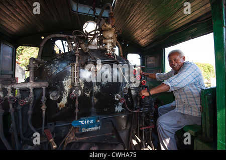 Caibarien, Cuba. Treno ingegnere presso la Marcelo Salado museo dello zucchero e treni a vapore, Caibarien, Cuba. Foto Stock