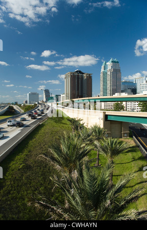 INTERSTATE ROUTE 4 skyline del centro di Orlando in Florida USA Foto Stock