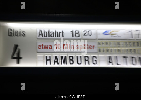 Display board di Deutsche Bahn con ritardi dei treni Foto Stock