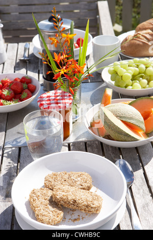 Tavolo esterno impostato per la prima colazione Foto Stock