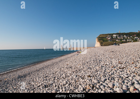 Tranquilla spiaggia di ciottoli della città balneare di Fécamp, Alta Normandia, Francia. Foto Stock