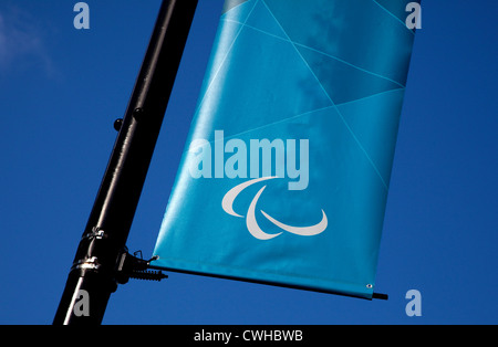 Simbolo Agitos per giochi Paralimpici su London street banner Foto Stock