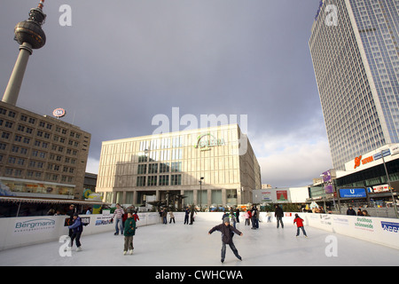 Berlino, pattinaggio a Alexanderplatz Foto Stock