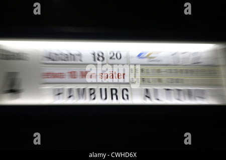 Display board di Deutsche Bahn con ritardi dei treni Foto Stock