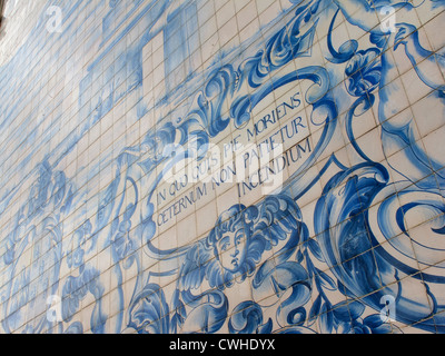 Tradizionale (azulejos piastrelle blu) al di fuori della chiesa Igreja do Carmo Rua do Carmo Porto Portogallo Foto Stock