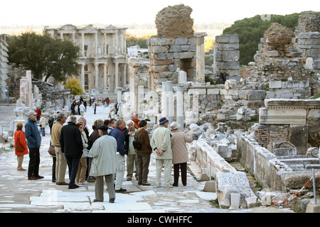 Efeso, turisti visitano le rovine della città sulla strada Curetes Foto Stock